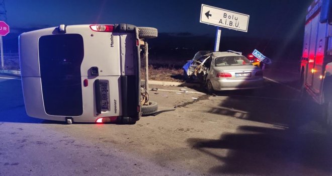 Savrulan otomobil direğe çarptı, minibüs de devrildi