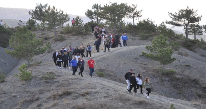 Şehitler için 4 kilometre yürüdüler......