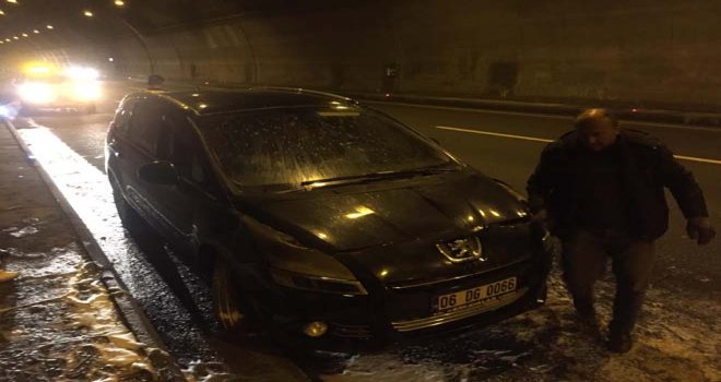 Seyir halindeki araç, Bolu Dağı tünelinde yandı...