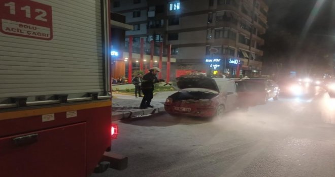 Seyir halindeki otomobil alev aldı, yangını vatandaşlar söndürdü.....