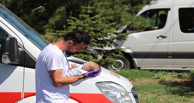 Seyir halindeki otomobil, kırmızı ışıkta bekleyen otomobile çarptı ;1’i bebek 6 yaralı