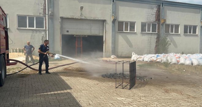 Sıkıştırılmış talaşla kömür üretilen fabrikada yangın çıktı..