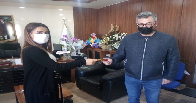 “Size çiçek getiremedim lütfen bu çikolatayı kabul edin”