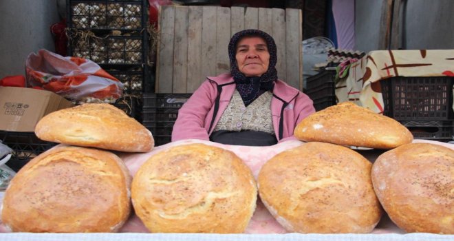Soğuk havaya ve yaşına rağmen ‘Ekmek parası’ kazanıyor