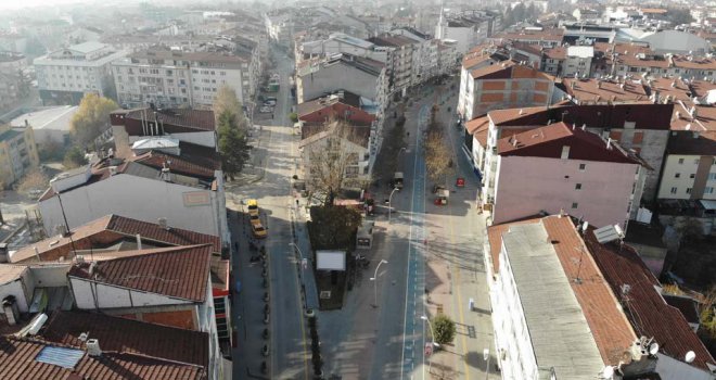 Sokağa çıkma yasağının boşalttığı caddeler havadan görüntülendi