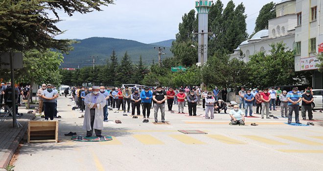 Sosyal mesafe kuralına uygun şekilde camiye sığamayan vatandaşlar namazlarını yolda kıldı