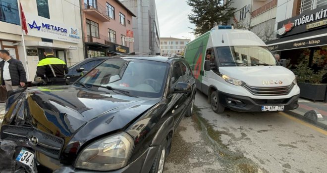 Sürücüsü rahatsızlanan cip, 7 araca ve kafenin masalarına çarptı: 2 kişi hafif yaralandı