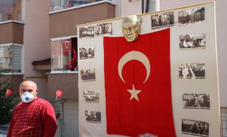 23 Nisan’ı sokakta çaldıkları marşlar ve Türk bayrakları ile kutladılar