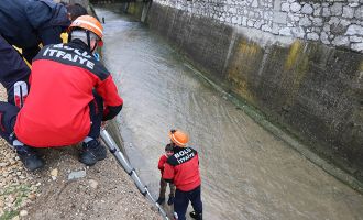 3 metre yükseklikten dereye düşen çocuğu itfaiye kurtardı