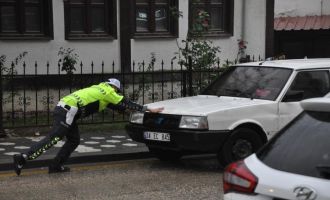 75 yaşındaki sürücünün yardımına trafik polisi yetişti