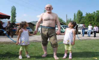80 yaşında güreşi bıraktı, artık kenardan seyrediyor