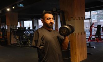 9 yaşında kolunu kaybetti, sporla yaşama tutundu....
