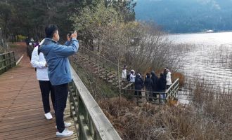 Abant Gölü’ne ziyaretçi akını...........