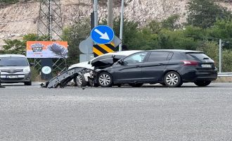 Abant Kavşağı’nda iki otomobil çarpıştı