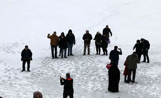 Abant’a gelen tatilciler, tehlikeye rağmen buz tutan gölde fotoğraf çektirdi