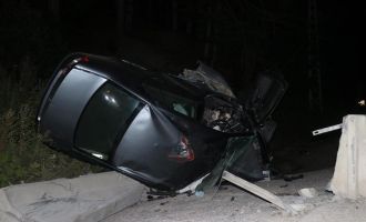 Abant'ta beton bariyere çarpan otomobil ikiye bölündü: 1 ölü, 1 yaralı