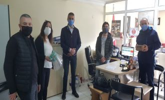 AK Parti, Berber ve Kuaförlere siperlik ve maske hediye etti