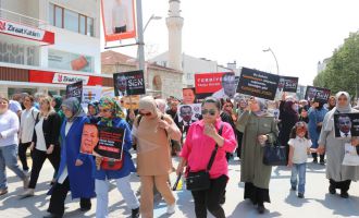 Ak Partili kadınlar Başkan Özcan'ı protesto etti 
