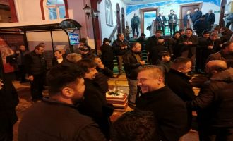 AK PARTİLİLER GÜNDÜZ AYRI AKŞAM AYRI PROGRAMLARLA VATANDAŞLARLA BULUŞUYORLAR