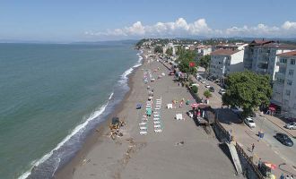 Akçakoca’da selin izlerinin silinmeye çalışıldığı plajlar tatilcilerle dolmaya başladı