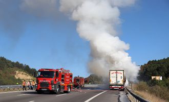 Alev alev yanan  tır TEM'i 2 saat kapattı