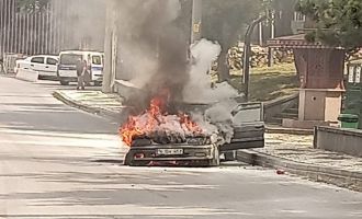 Alev alev yanan otomobilden geriye hurda yığını kaldı..