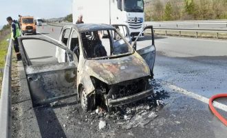 Alev alev yanan otomobilden geriye hurda yığını kaldı.......