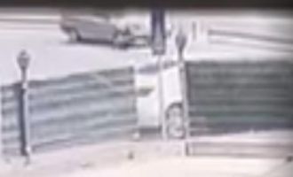 Aniden yola çıkan yaşlı adama otomobil çarptı.......