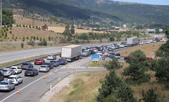 Araç kuyruğu 15 kilometreyi buldu