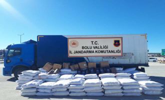 Araçlarda yapılan aramada çok sayıda kaçak ürün ele geçirildi