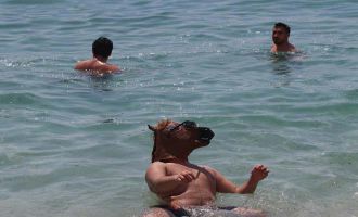 At maskesiyle denize giren Bolulu Alanya’da ilgi odağı oldu                     