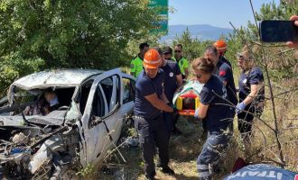 Bariyerleri aşarak 200 metre savruldu, defalarca takla attı: 5 yaralı