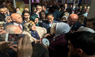 Başkan Çankaya, Emine Erdoğan’a ‘Göynük Tokalı Örtmesi’ hediye etti
