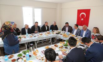 Başkan Özcan dün olduğu gibi bugün de halkla iç içe