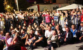 Başkan Özcan protokolü kaldırdı 