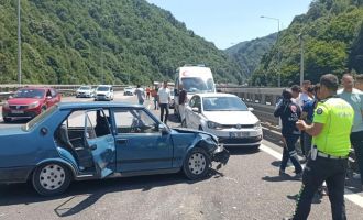 Bayram dönüş trafiğinde 7 araç birbirine girdi......