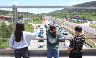 Bayram dönüş yolunda trafik çilesi, çocukların eğlencesi oldu....