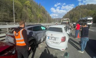 Bayram trafiğinde 5 araç çarpıştı