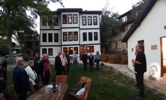 Belçika’dan gelerek ebru sanatını öğrendi, Mudurnu’da sergi açtı
