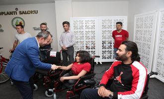 Belediyeye gelen tebrik çiçeklerinin geliriyle alınan engelli araçları dağıtıldı