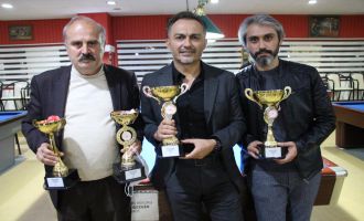 BİLARDOCULAR KUPALARINI TURNUVAYA ADI VERİLEN SEZİN ÖZDEMİR’İN BABASINA HEDİYE ETTİ.