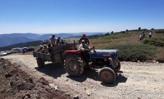 Bin 850 rakımda çakıl yol sebebiyle mahsur kalanlar traktörlerle bayram alanına getirildi