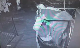 Boks makinesini çalıştıramayan gençler, cihaza zarar verdi