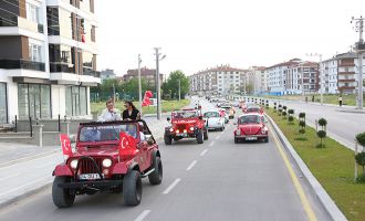 Bolu Belediyesi milli coşkumuzu konvoyla balkonlarda yaşattı
