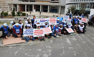 Bolu Belediyesi’nde işten çıkarılan işçiler oturma eylemi yaptı