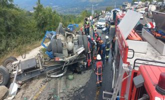 Bolu Dağı Geçişi'nde feci kaza: Tır otomobili sürükleyerek devrildi, 2 ölü 2 yaralı