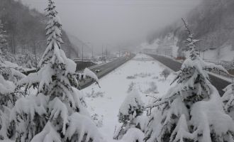 Bolu Dağı geçişinde kar kalınlığı 30 santimetreye yaklaştı