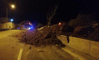 Bolu Dağı Tüneli heyelan sebebiyle çift yönlü trafiğe kapatıldı..