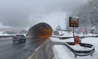 Bolu Dağı ve Düzce'de kara rağmen ulaşım aksamadan sürüyor..........