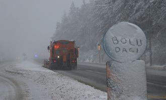BOLU DAĞI’NDA KAR YAĞIŞI VE SİS ETKİLİ OLUYOR